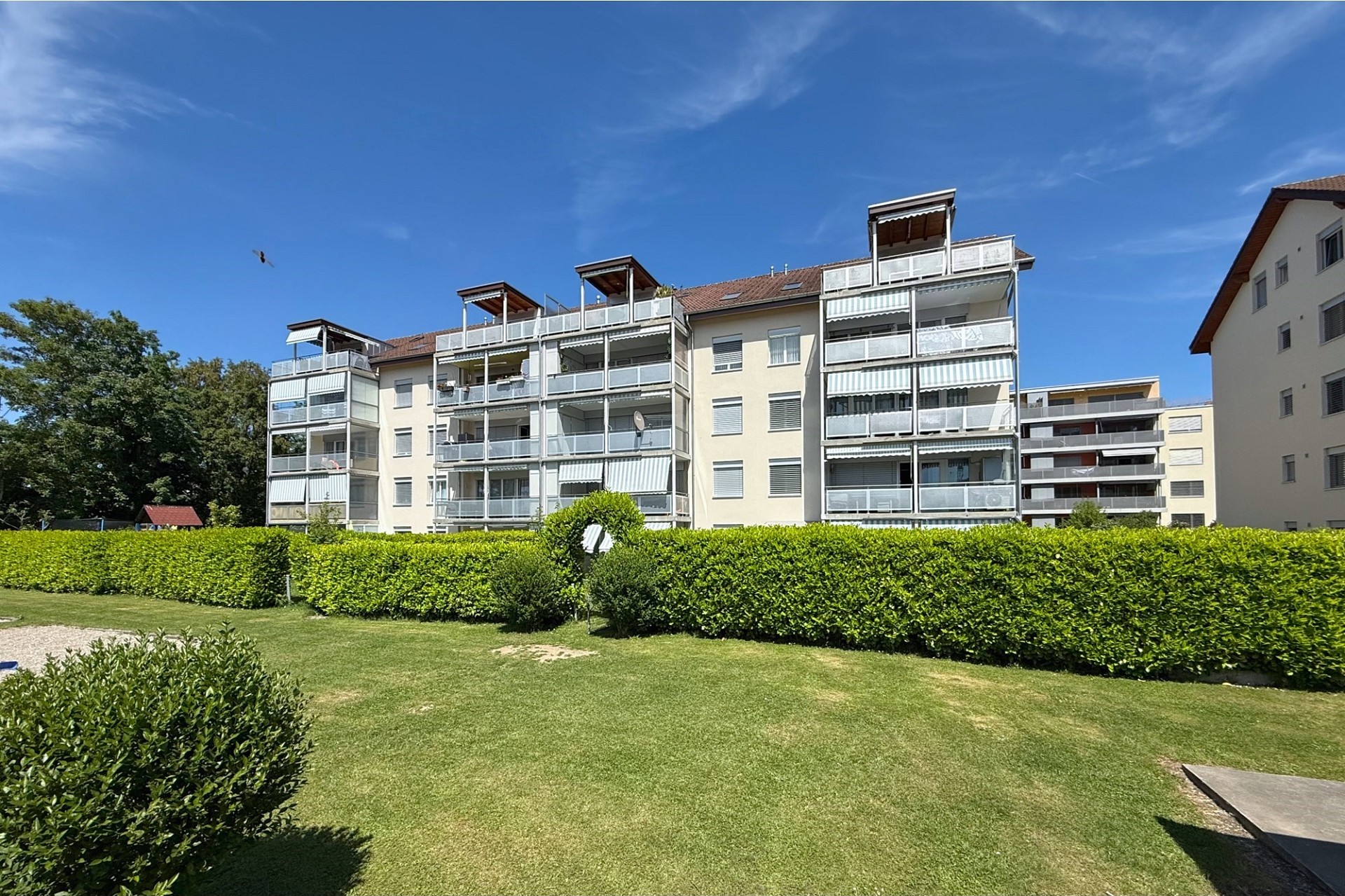 Mehrfamilienhaus mit Balkonen und Garten