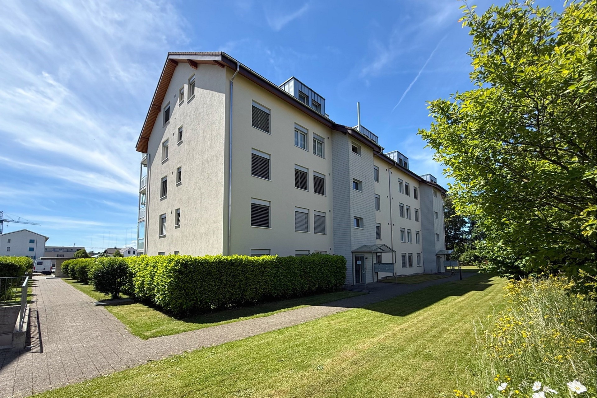 Mehrfamilienhaus mit gepflegter Außenanlage