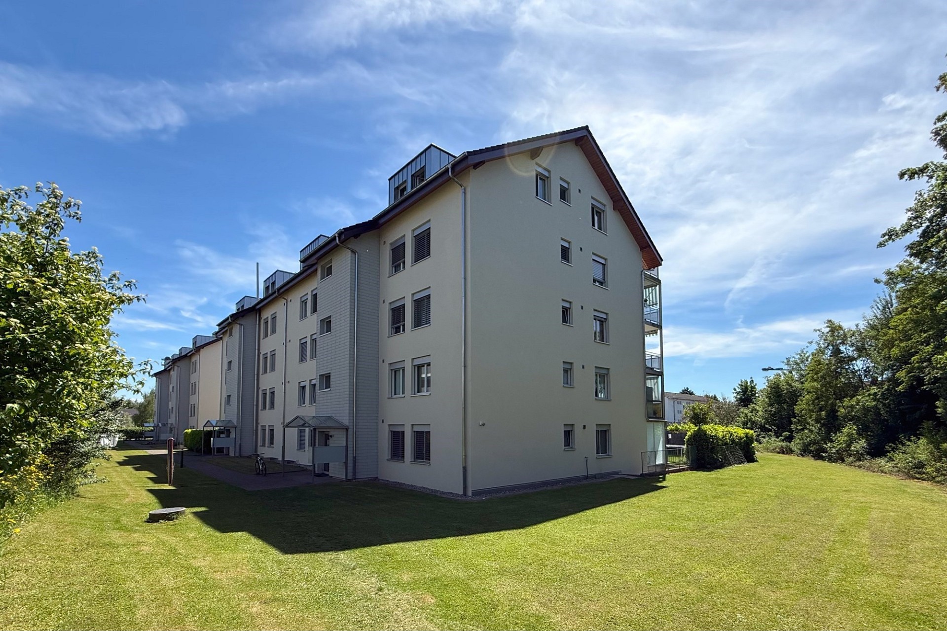 Mehrfamilienhaus mit Gartenansicht