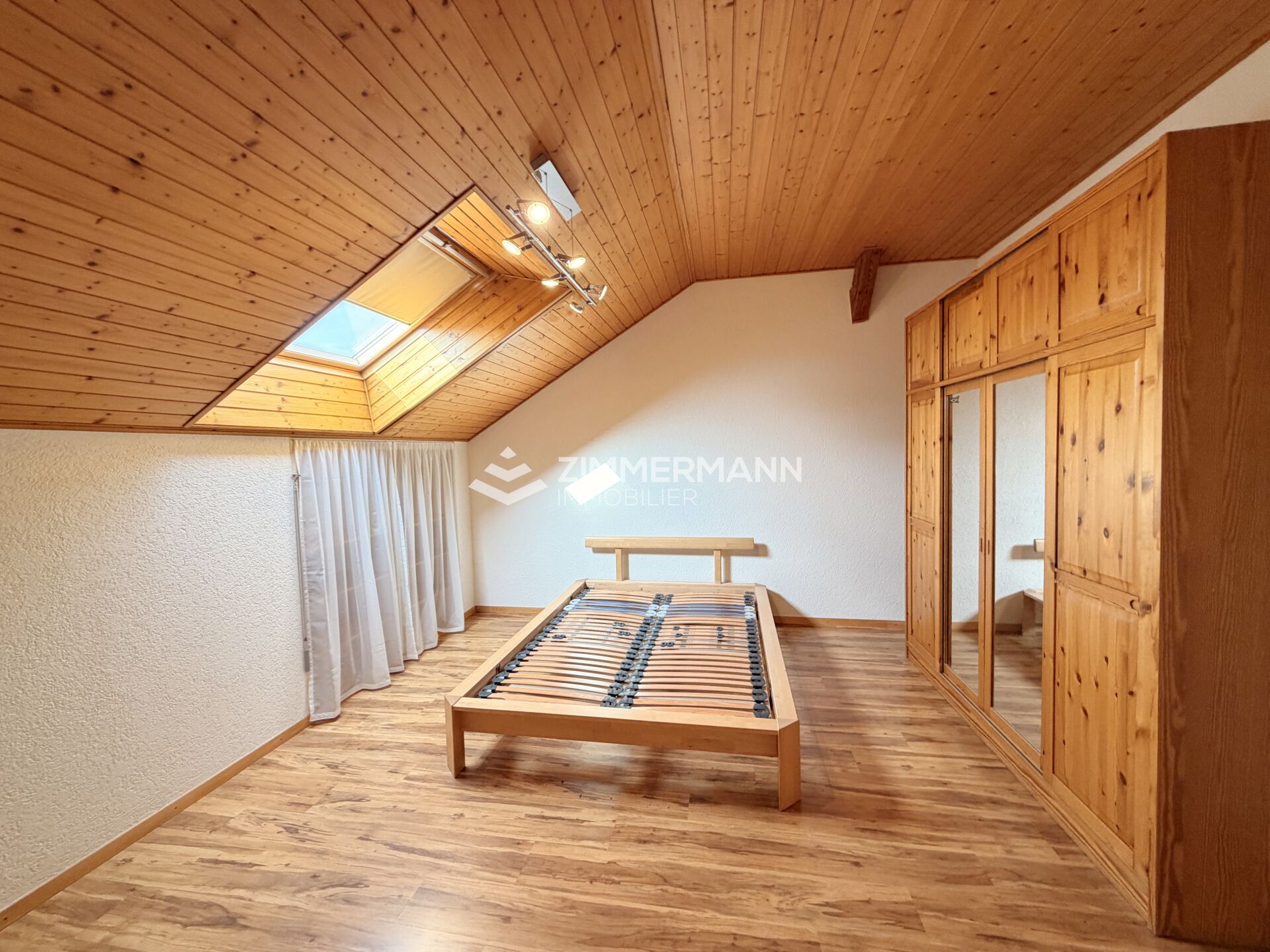Dachgeschoss-Schlafzimmer mit Holzverkleidung
