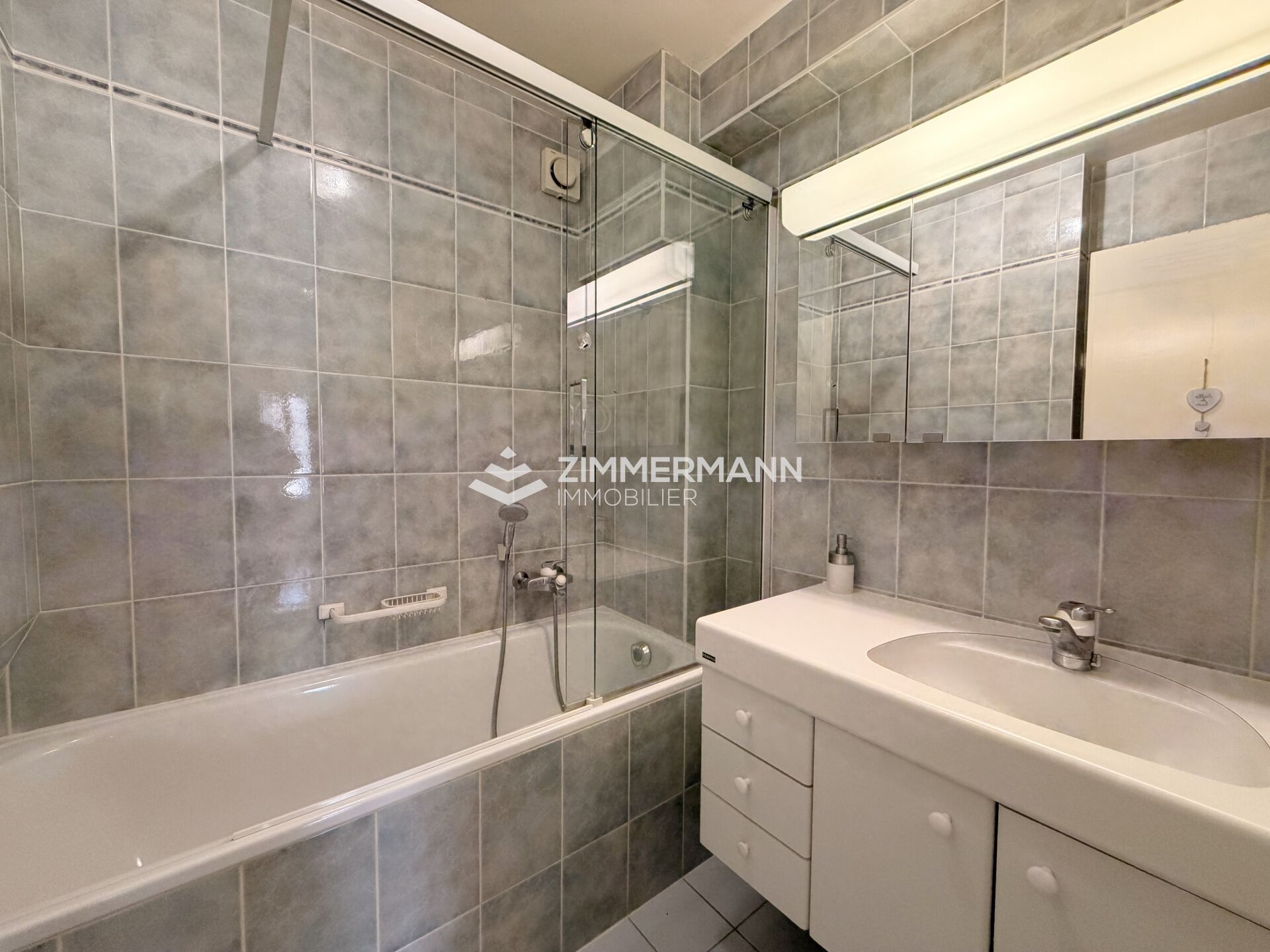 Modernes Badezimmer mit Badewanne und Waschtisch