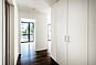 Heller Flur mit Fenster und weißem Einbauschrank