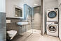 Modernes Badezimmer mit Dusche und Waschtisch