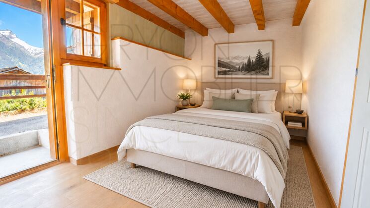 Helles Schlafzimmer mit Bergblick und Holzbalkendecke