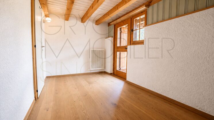 Heller leerer Raum mit Holzdecke und Holzboden