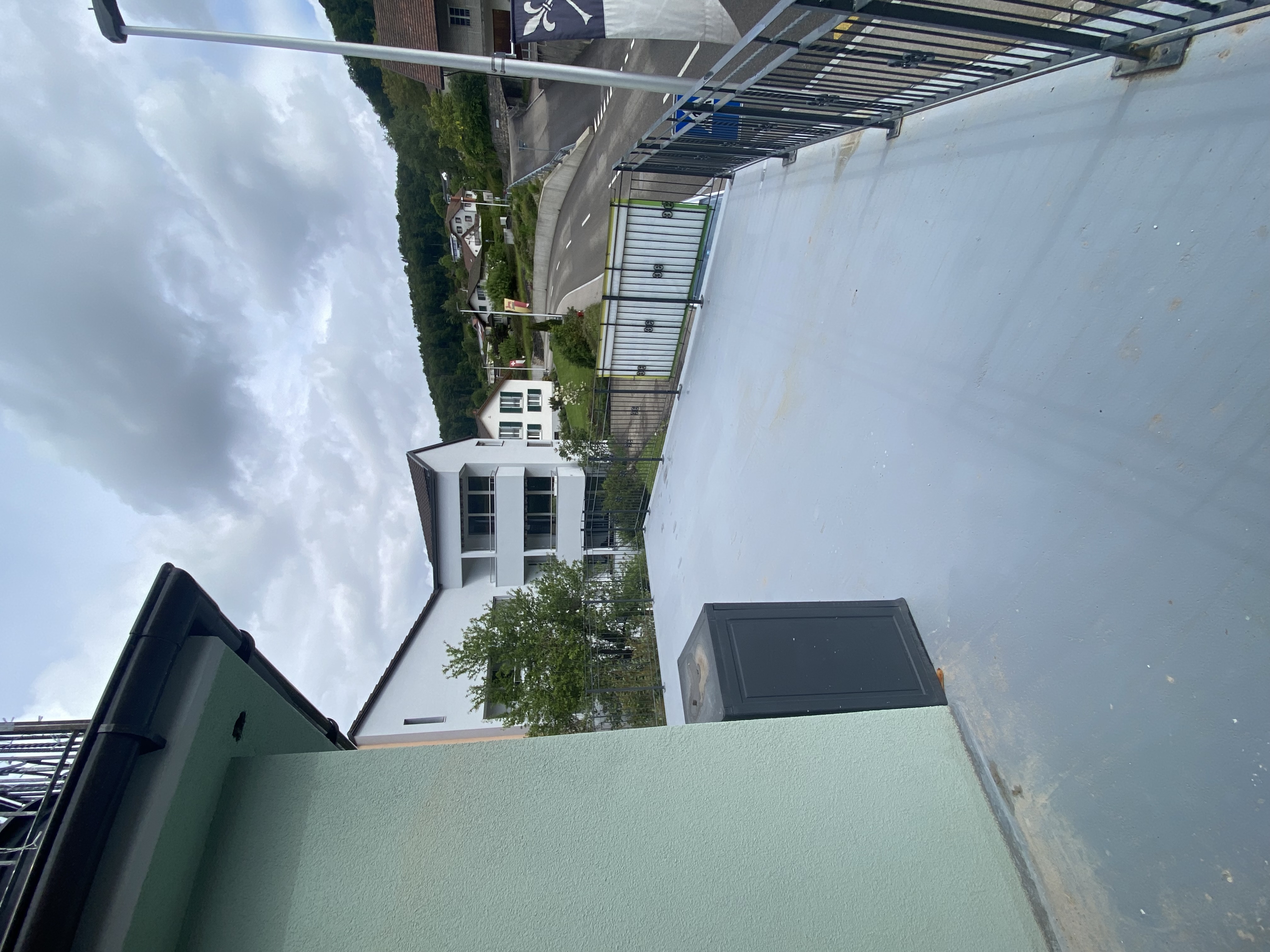 Dachterrasse mit Blick auf Wohnhäuser und Straße