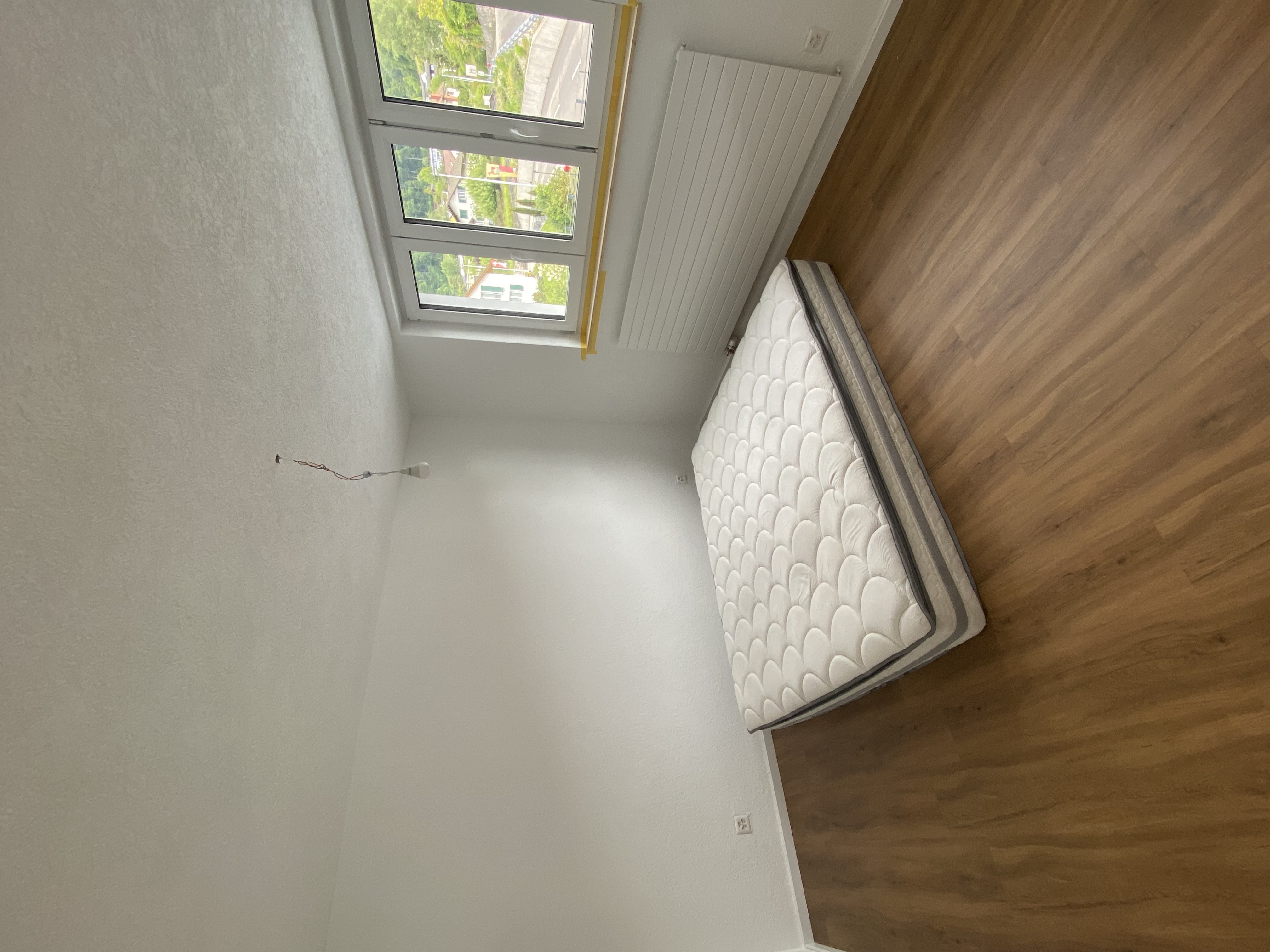Leeres Schlafzimmer mit Matratze