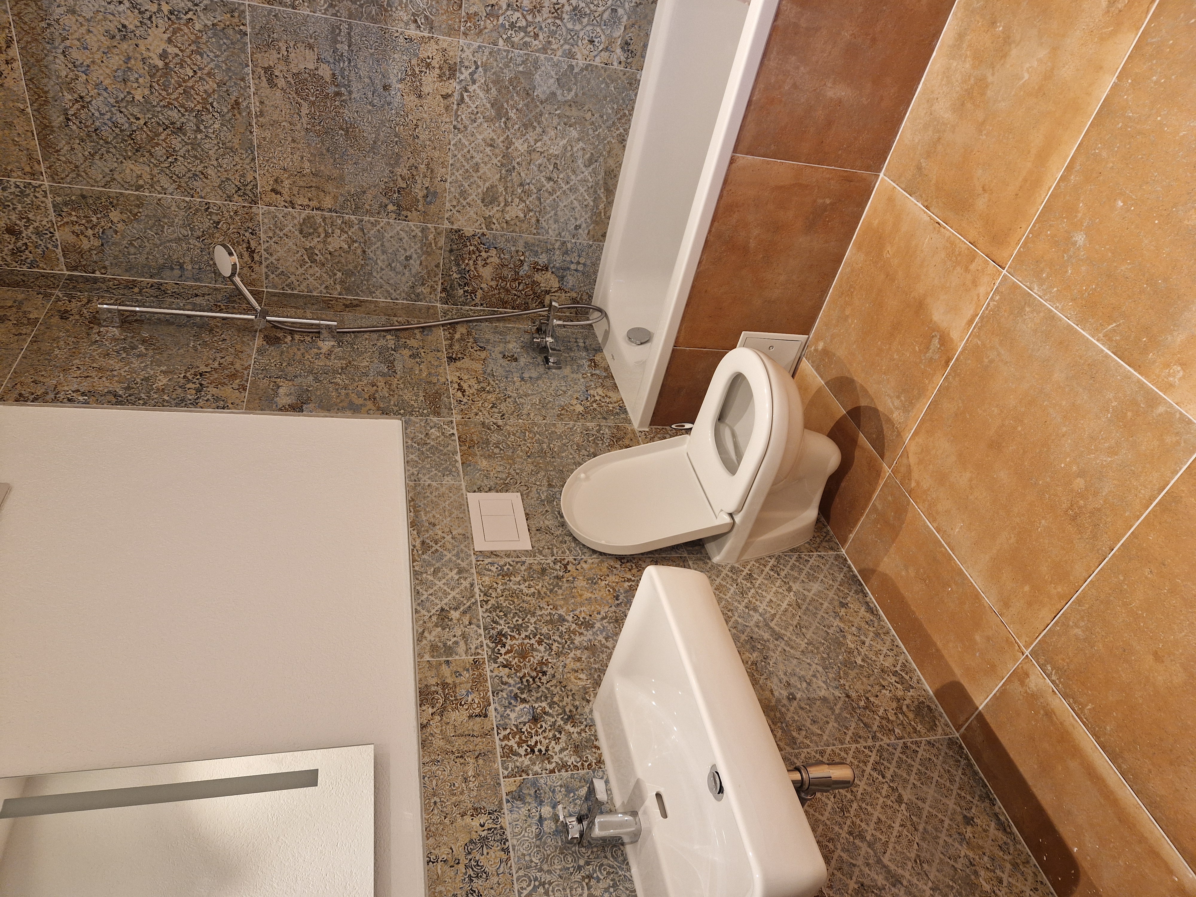 Modernes Badezimmer mit Wanne, WC und Waschbecken