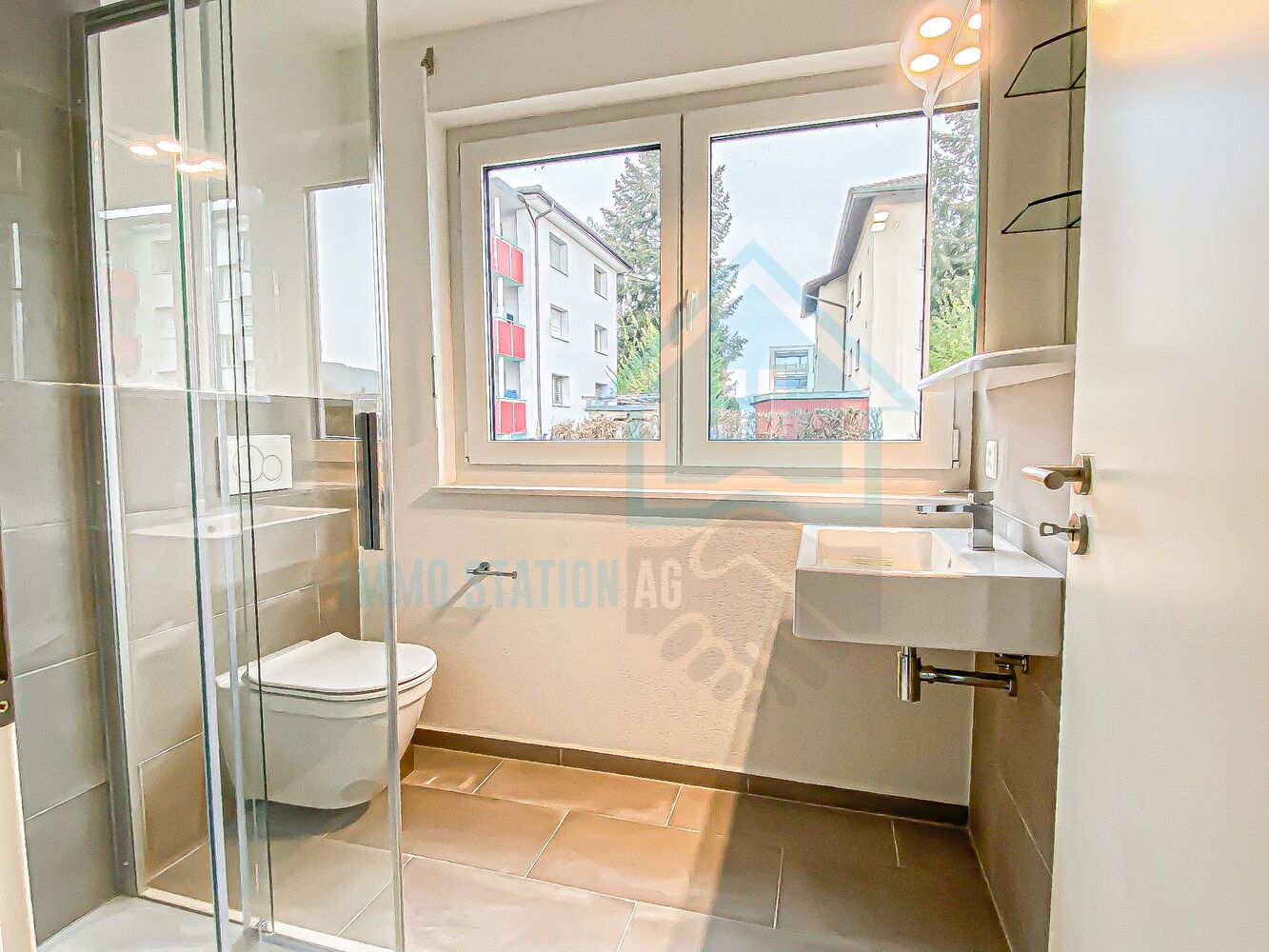 Modernes Bad mit Dusche und Fenster