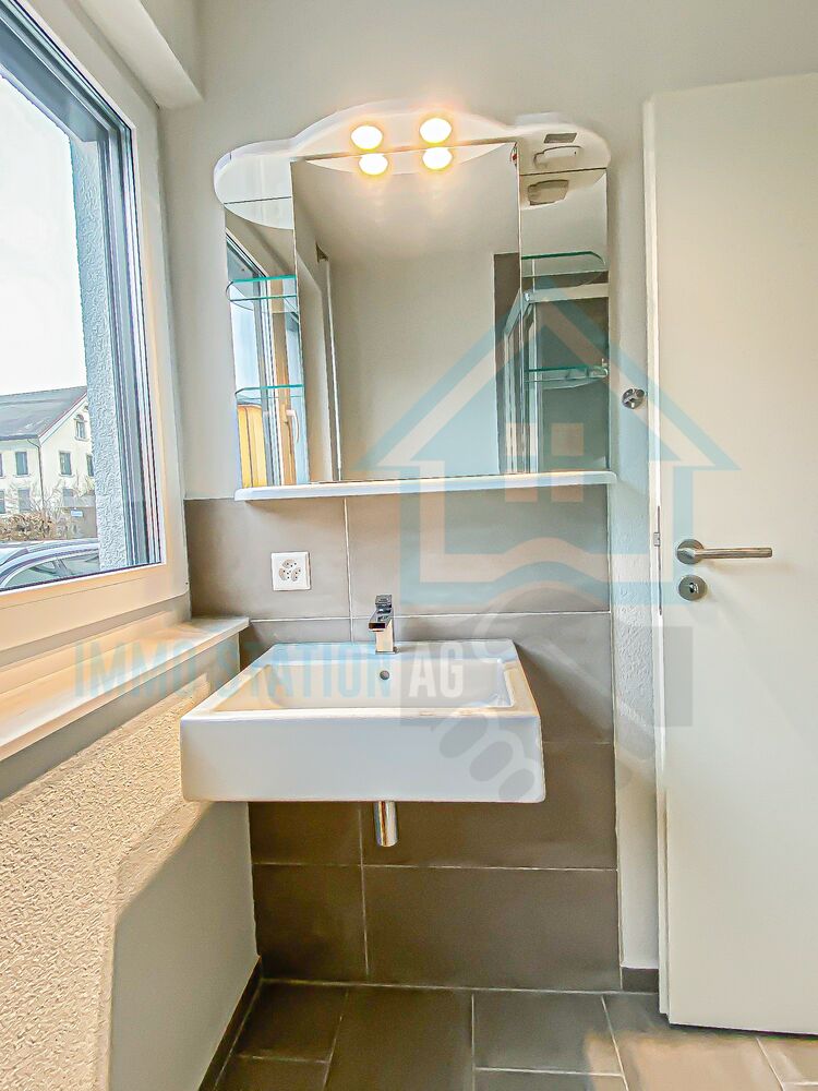 Gäste-WC mit Wandwaschbecken und Spiegelschrank