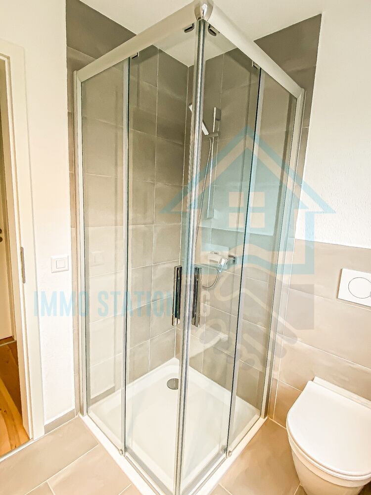 Modernes Duschbad mit WC