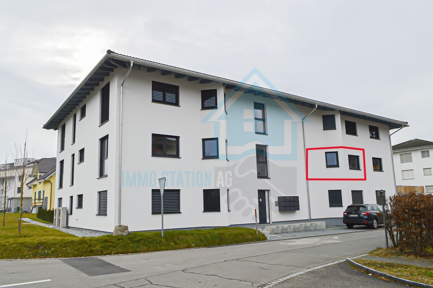 Modernes Mehrfamilienhaus mit weißer Fassade