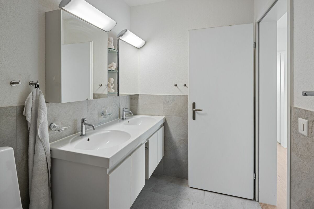 Modernes Badezimmer mit Doppelwaschtisch