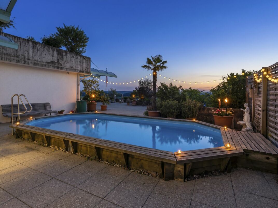 Poolterrasse bei Sonnenuntergang