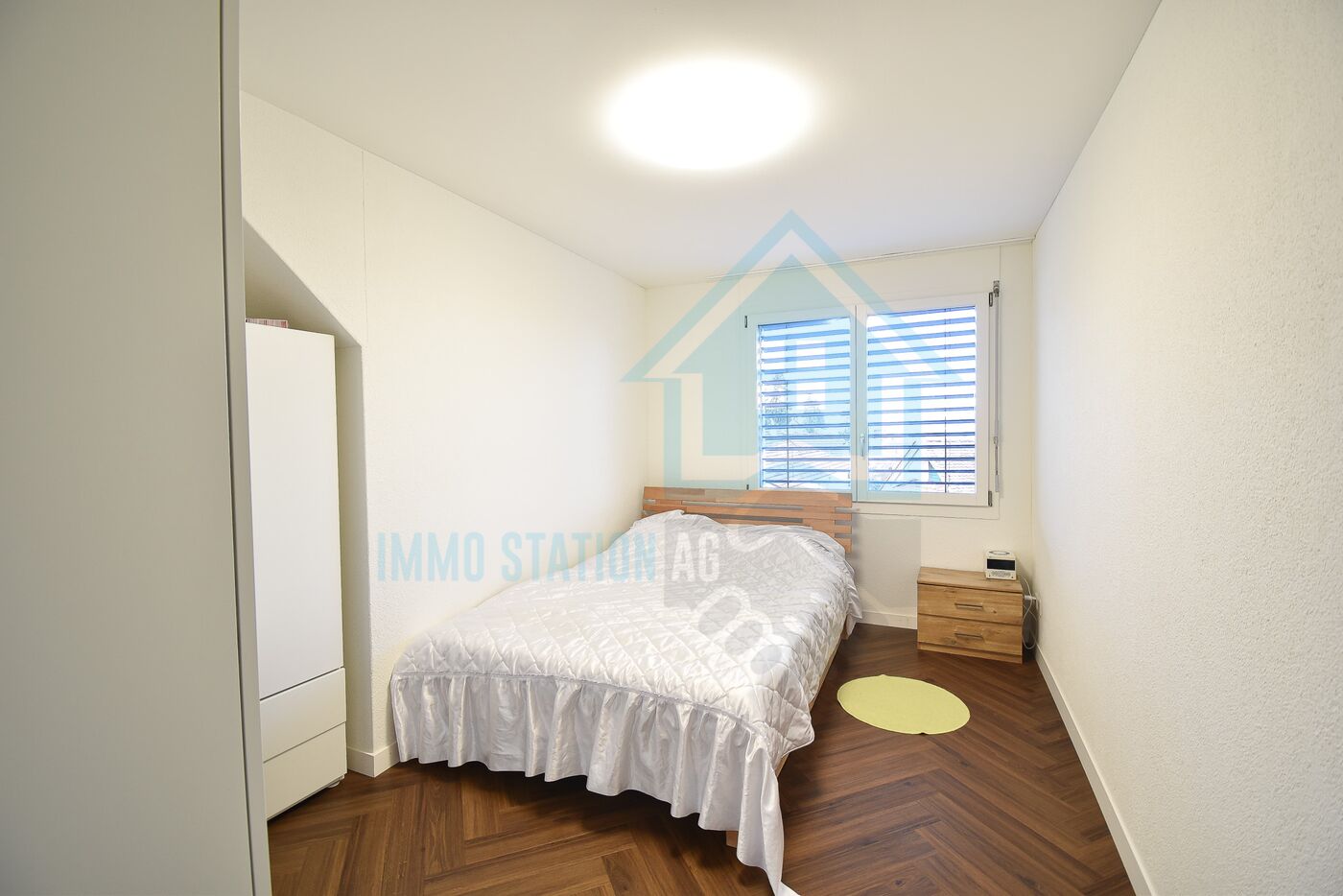 Kleines Schlafzimmer mit Einzelbett