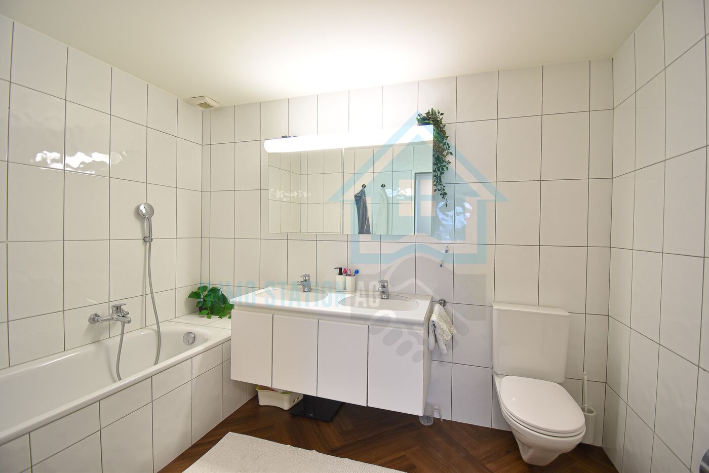 Modernes Badezimmer mit Badewanne, Waschtisch und WC