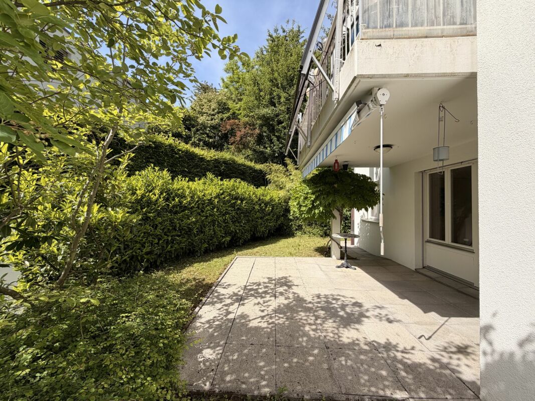Außenbereich mit Terrasse und Garten