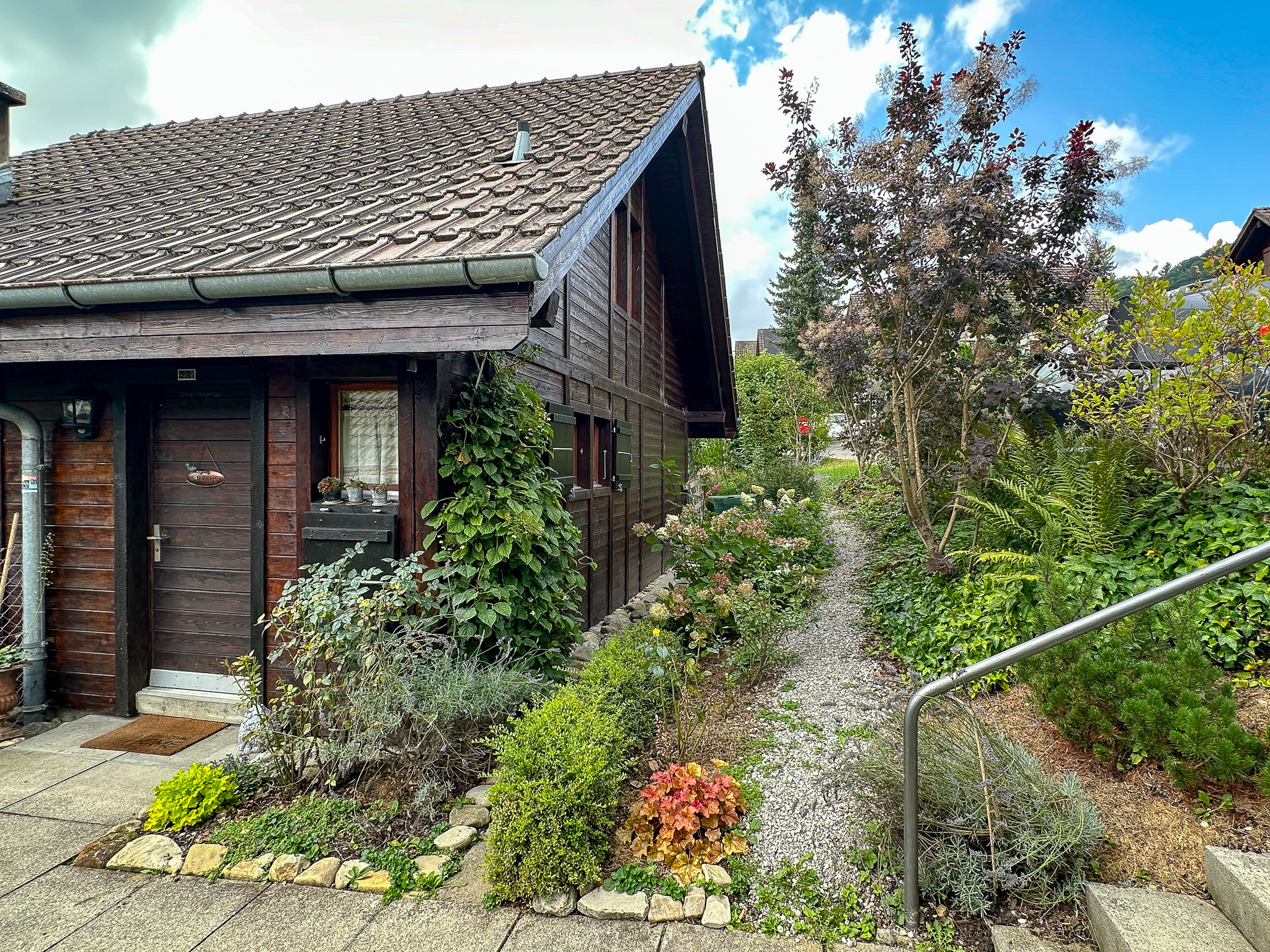 Holzhaus mit Gartenweg