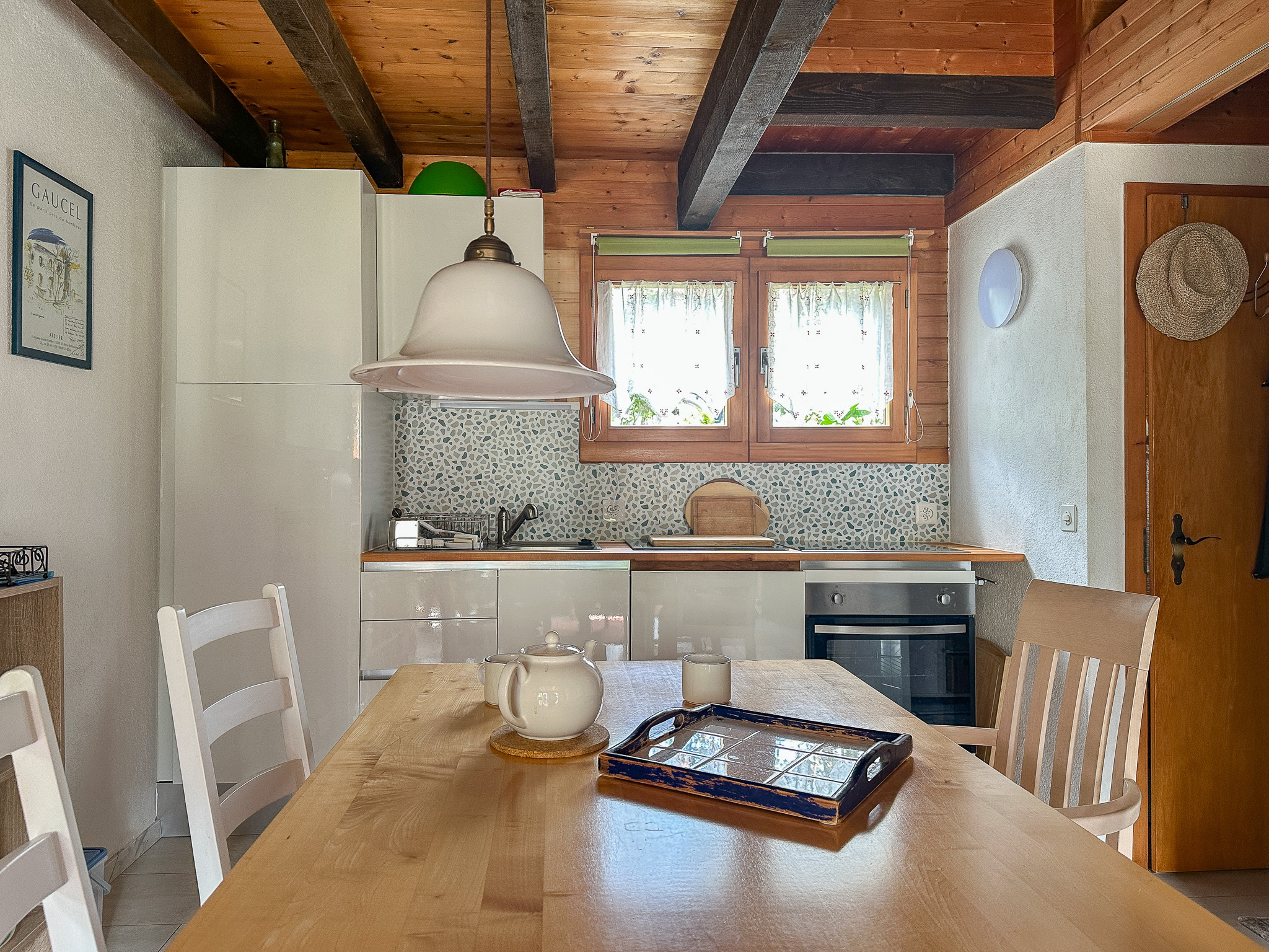 Gemütliche Landhausküche mit Holzdecke