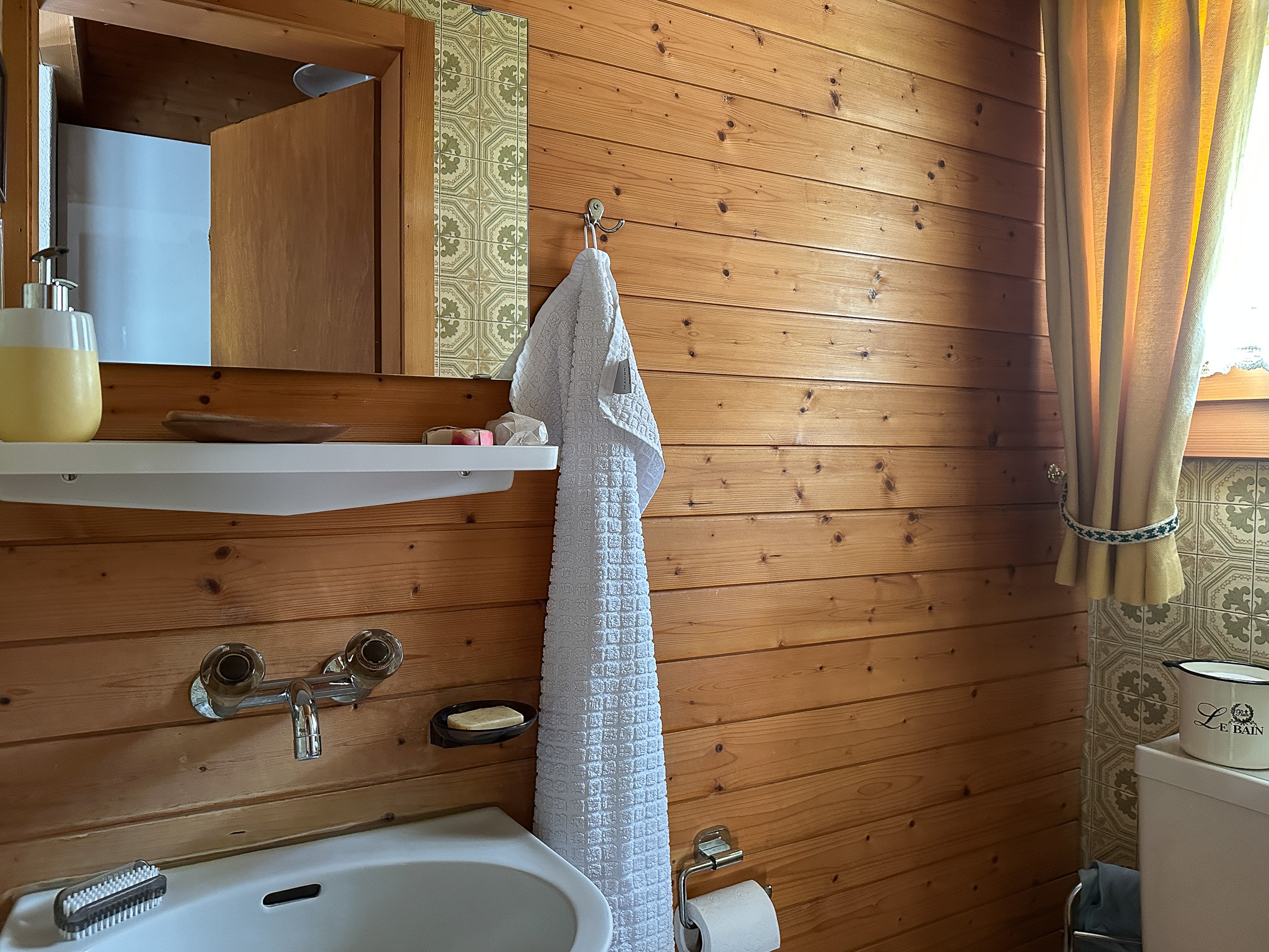 Rustikales Badezimmer mit Holzwänden