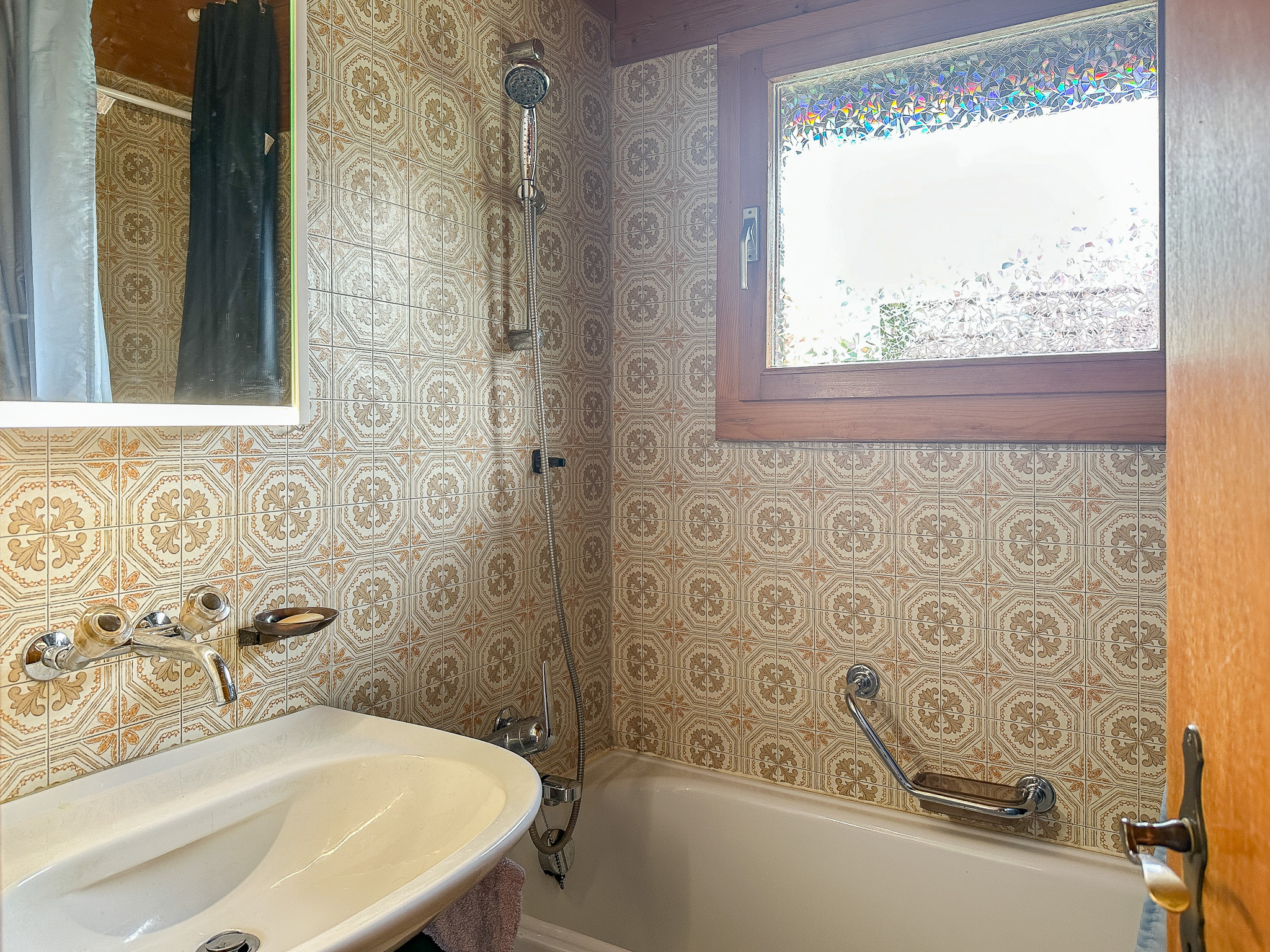 Badezimmer mit Badewanne und Fliesen im Vintage-Stil