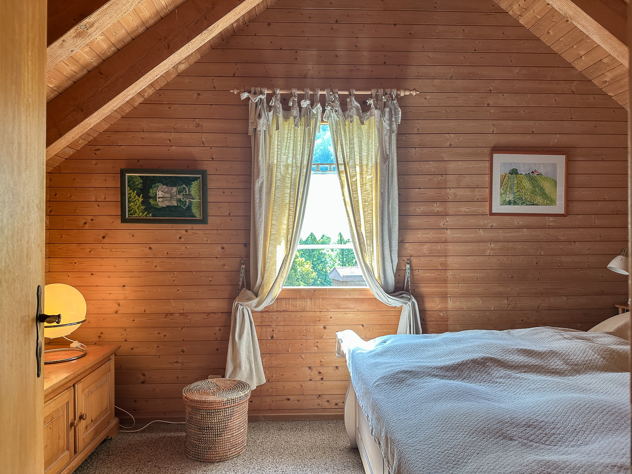 Gemütliches Dachgeschoss-Schlafzimmer mit Holzvertäfelung