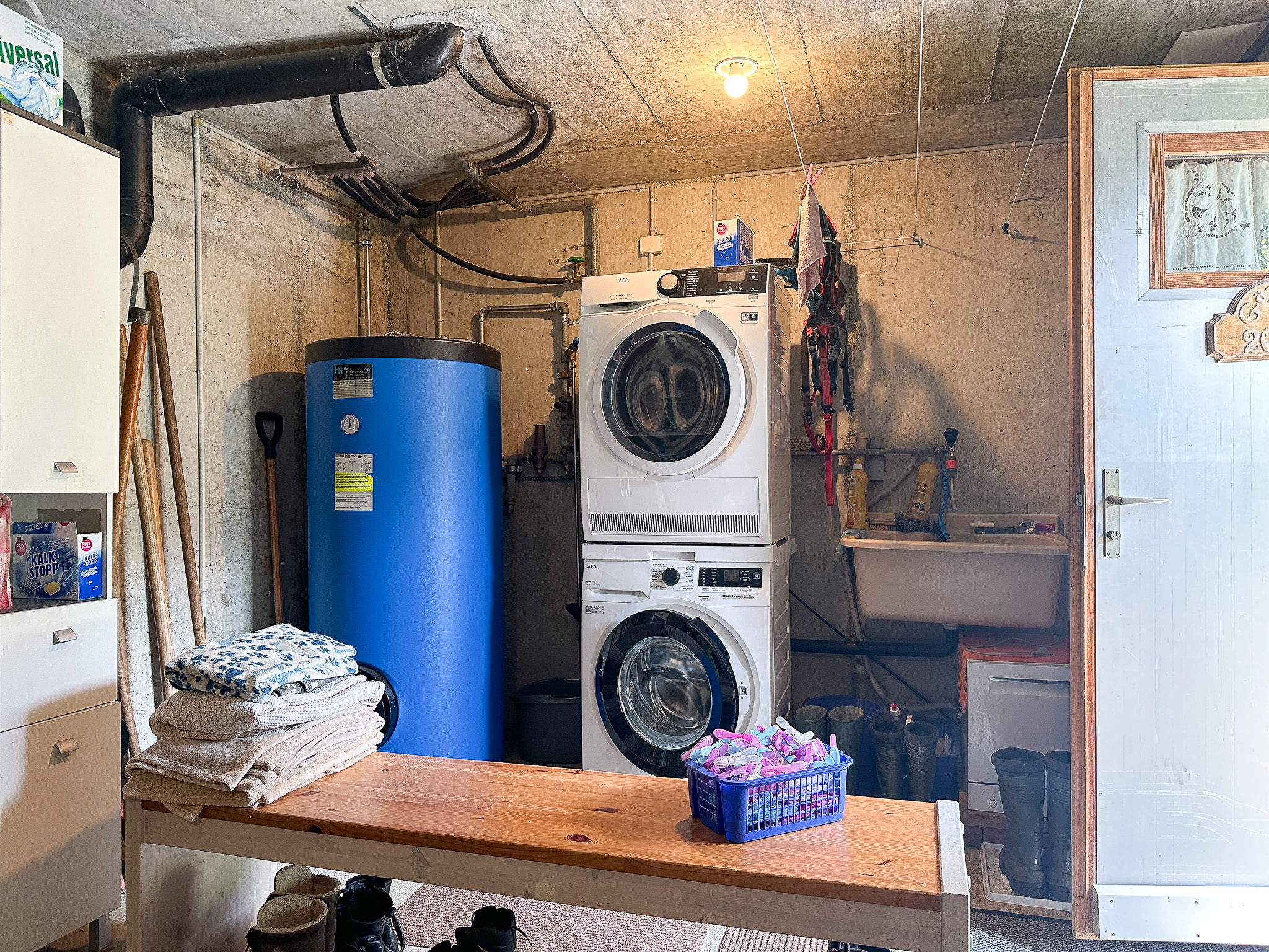 Hauswirtschaftsraum / Kellerraum mit Waschmaschinen und Technik