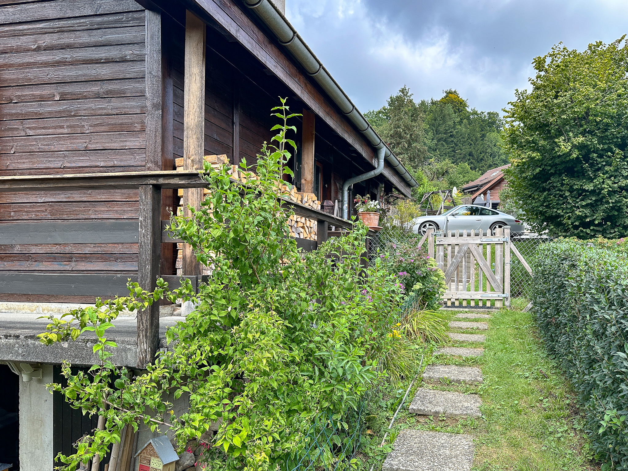 Holzhaus mit Gartenzugang
