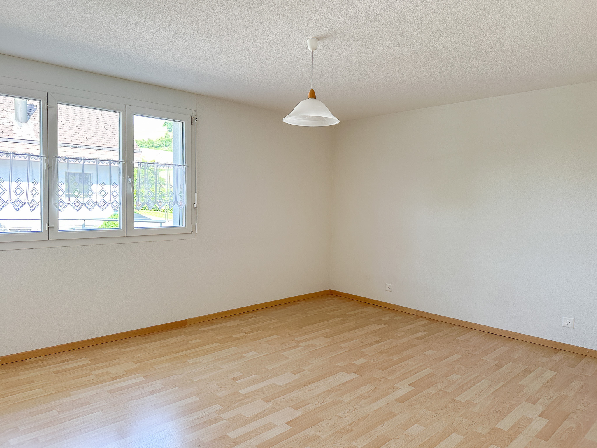 Leeres helles Zimmer mit Fenster