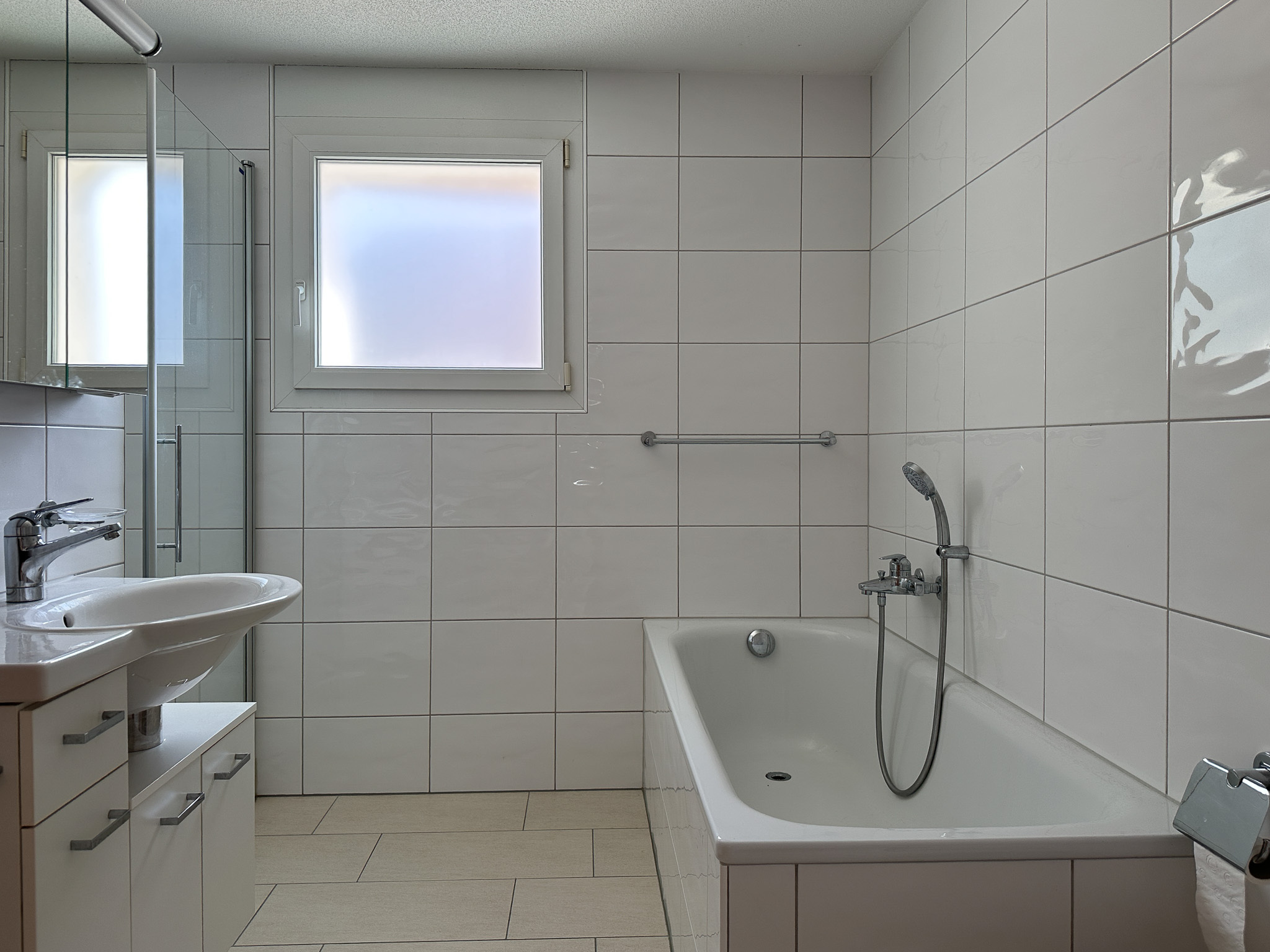 Modernes Badezimmer mit Badewanne und Fenster