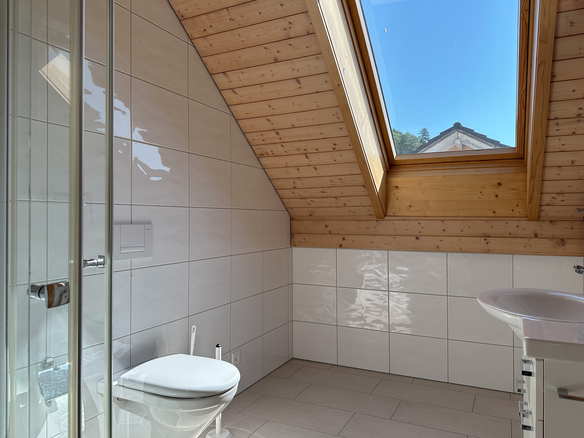 Helles Dachgeschoss-Badezimmer mit WC