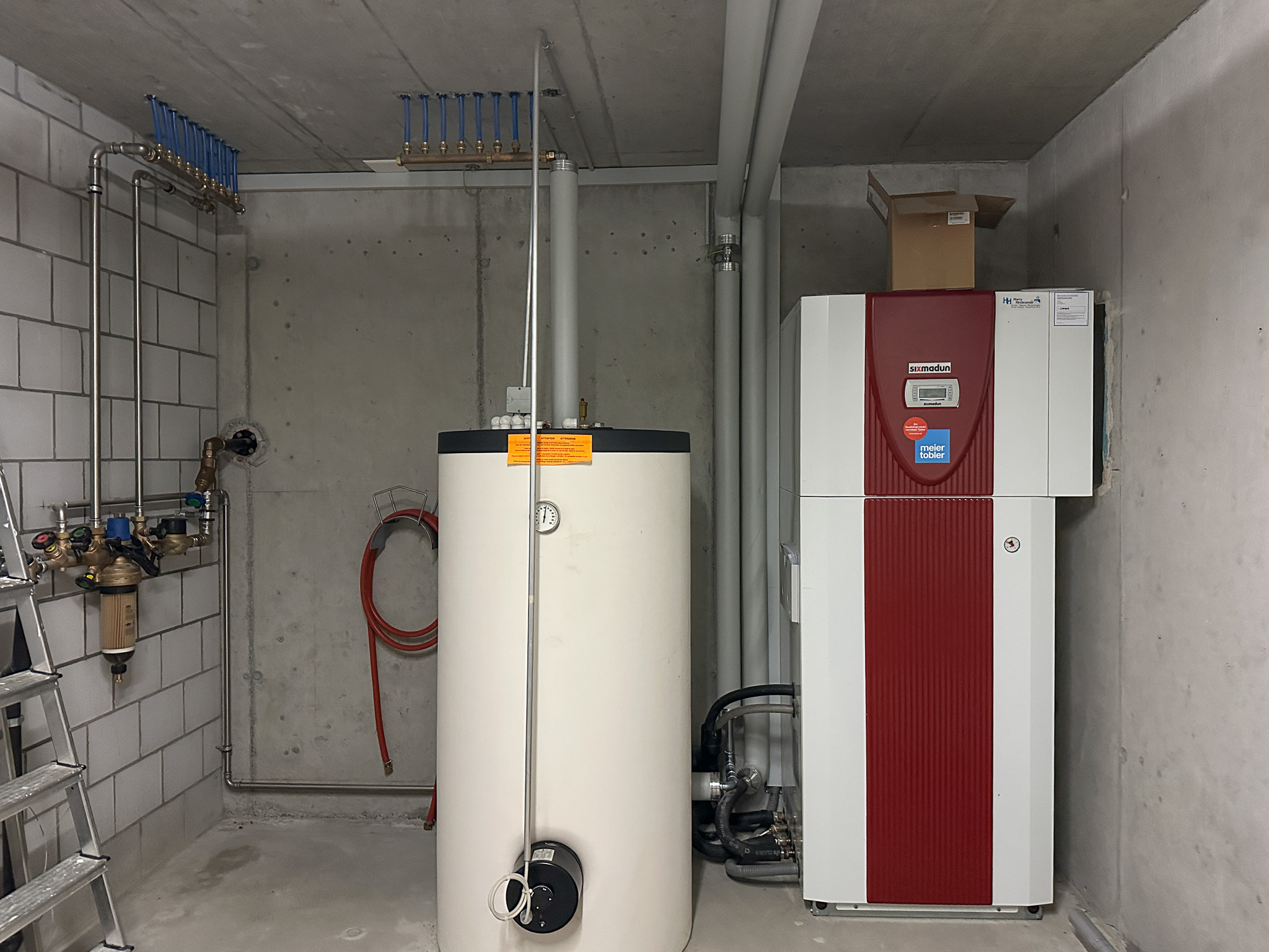 Technikraum mit Heizungs- und Warmwasseranlage