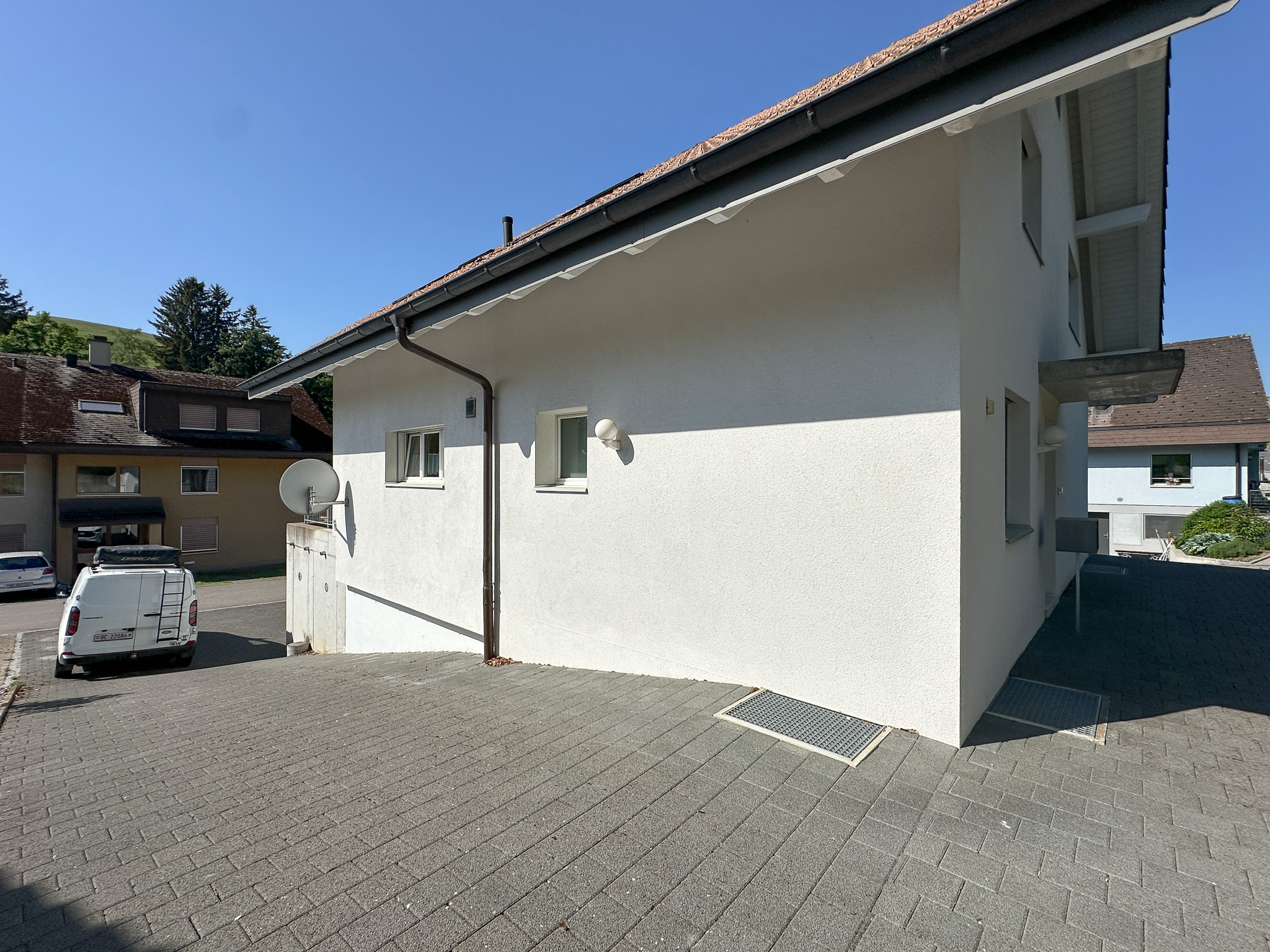 Außenansicht eines Wohnhauses mit Zufahrt