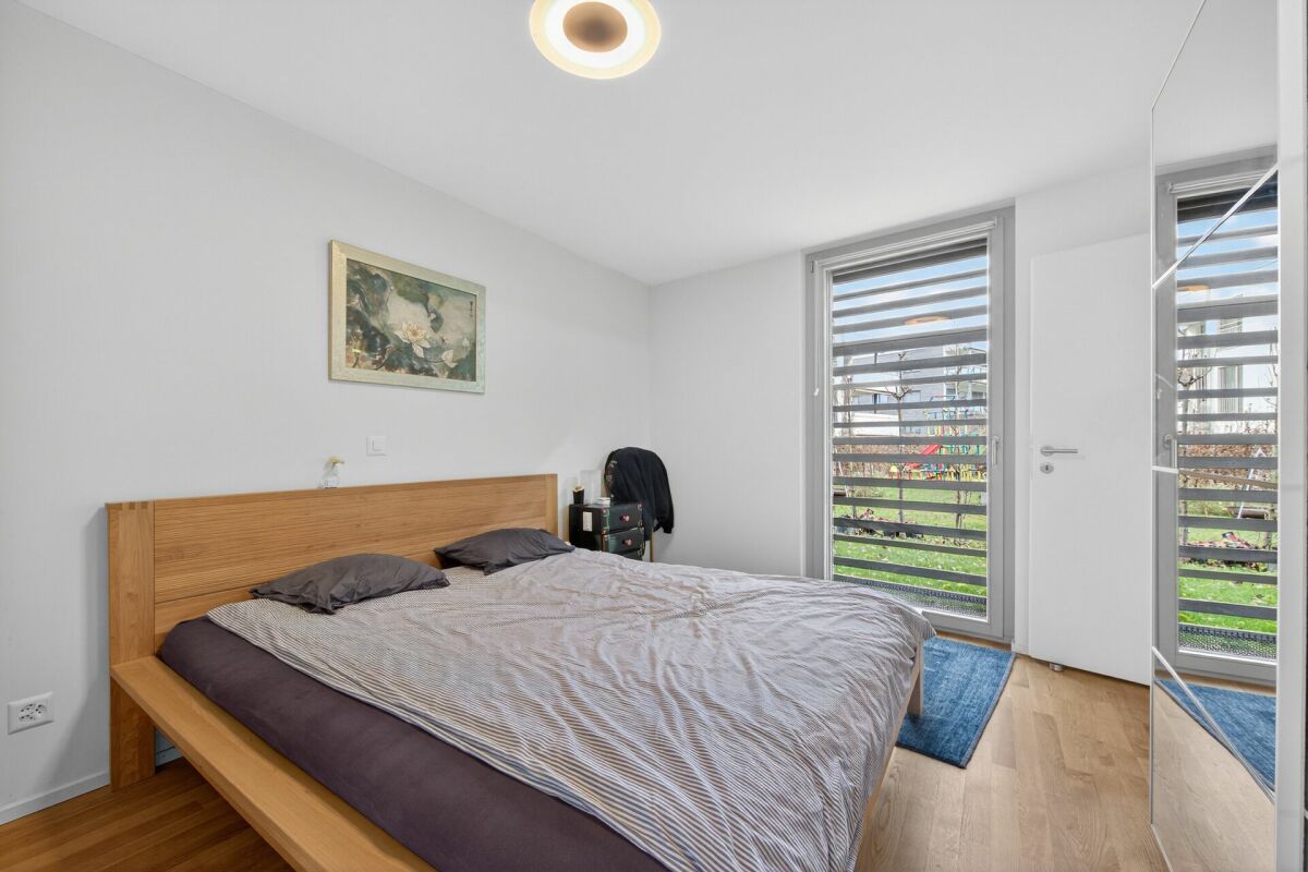 Modernes Schlafzimmer mit Balkonblick