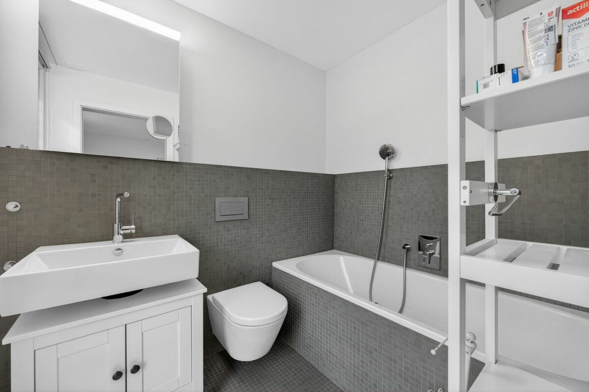 Modernes Badezimmer mit Badewanne und Waschtisch