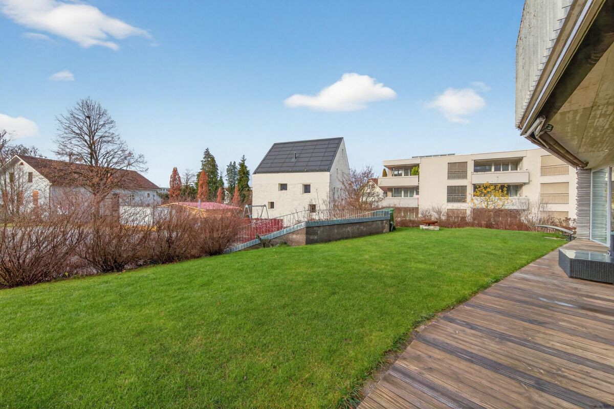 Garten und Terrasse eines Mehrfamilienhauses