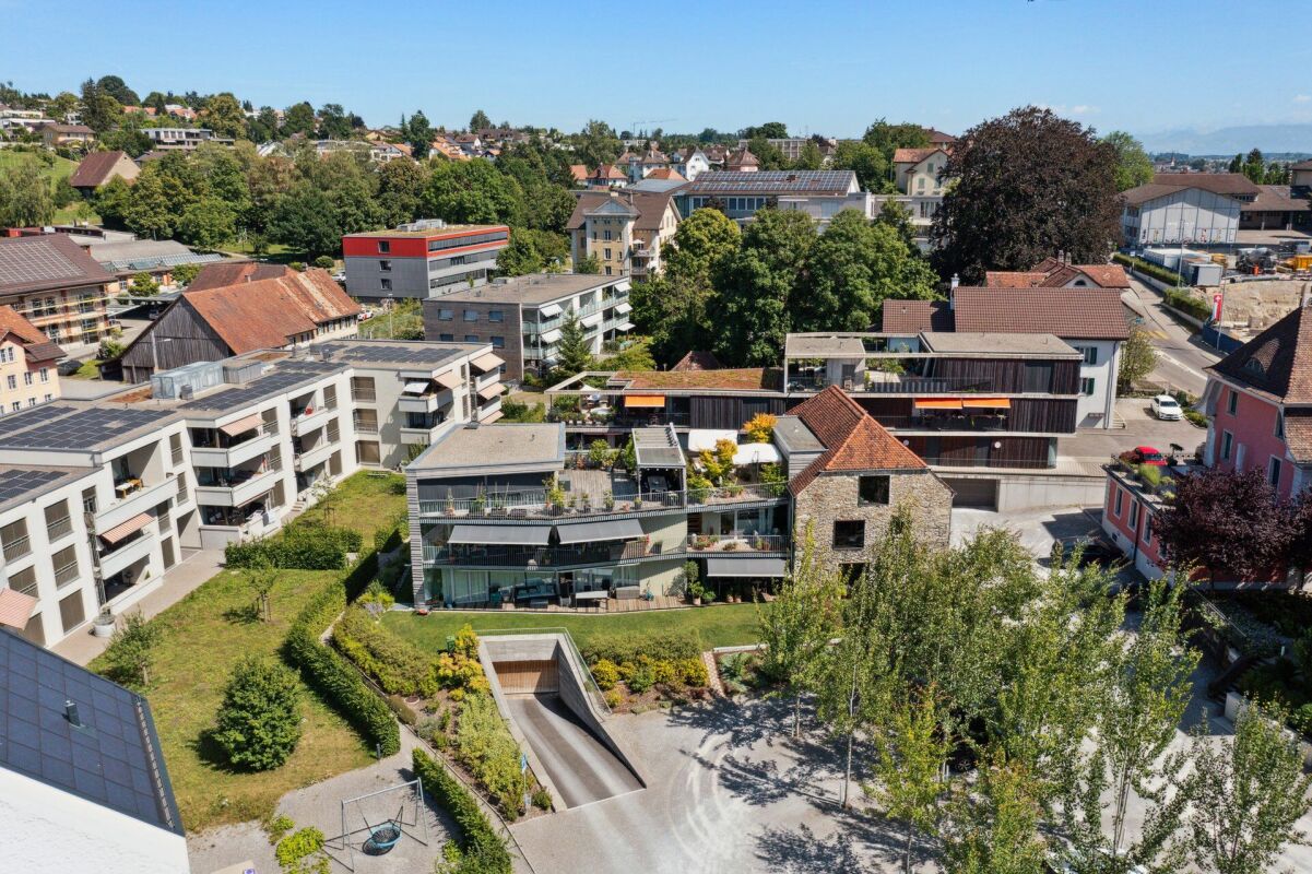 Städtische Wohnanlage mit begrünten Dachterrassen