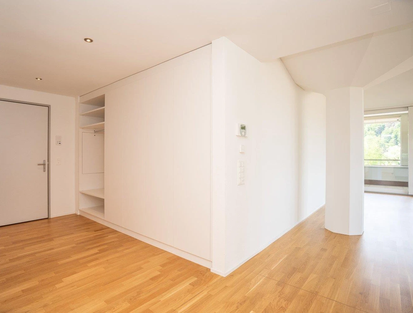 Heller Eingangs- bzw. Wohnbereich mit Einbauschrank
