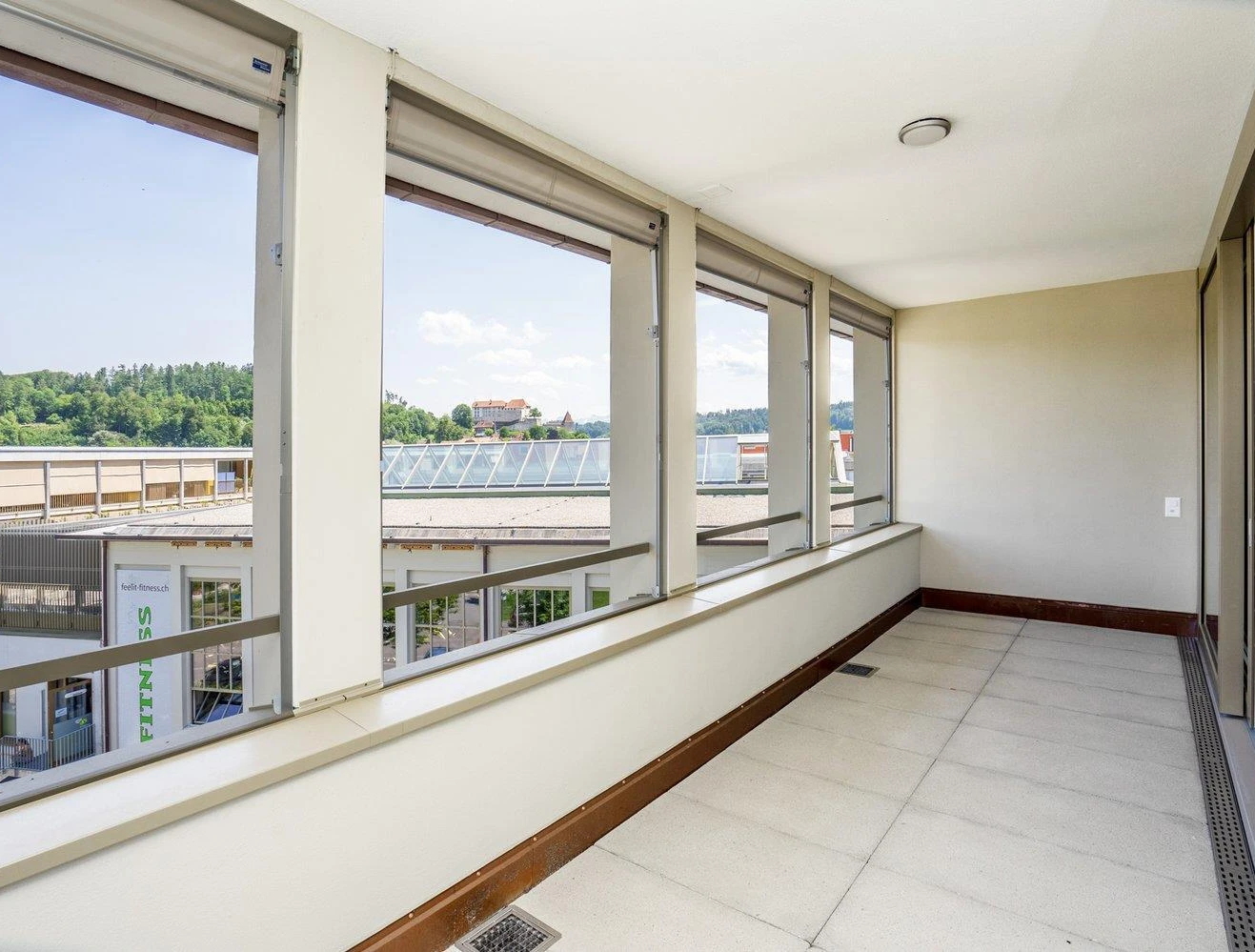 Überdachter Balkon mit weitem Ausblick