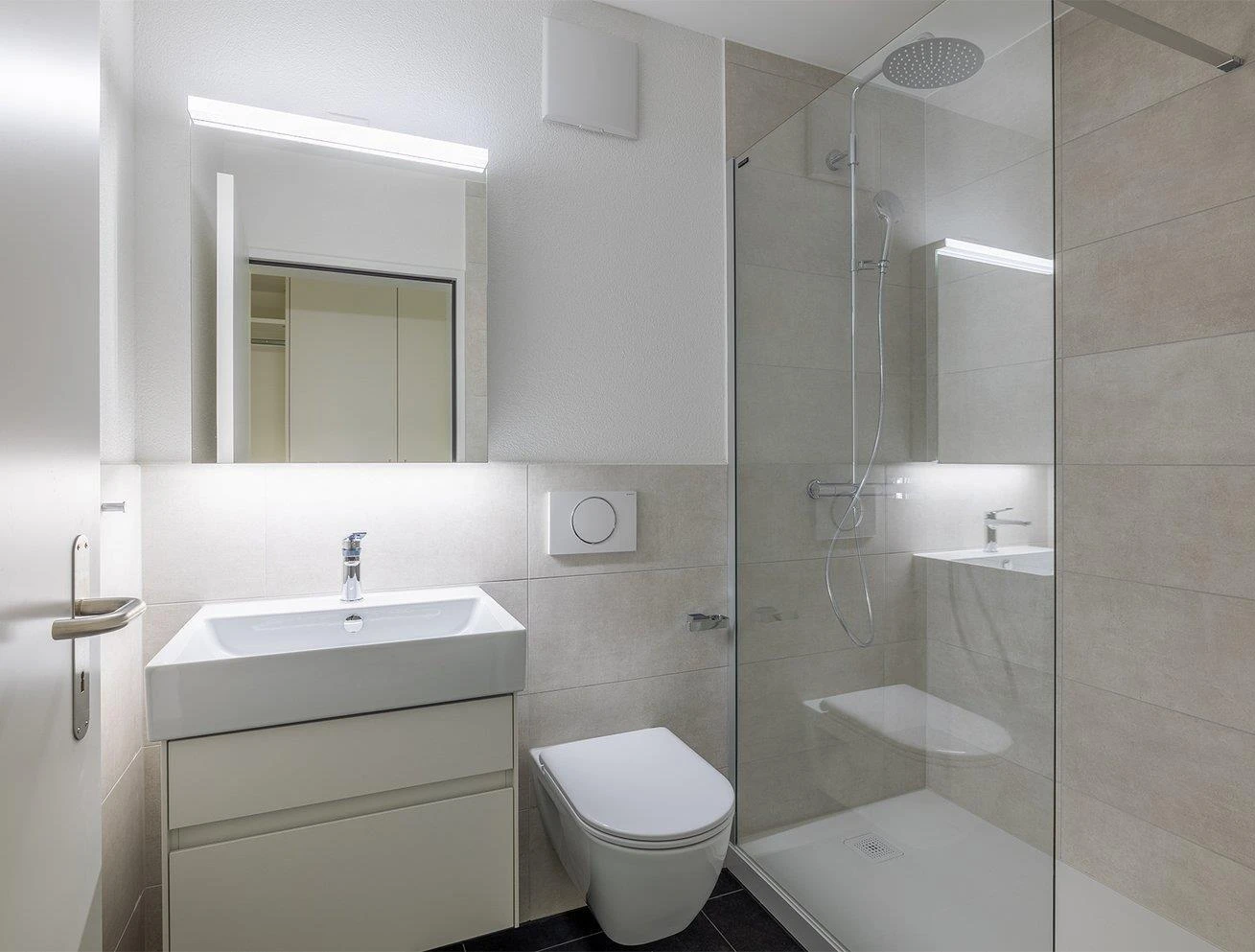 Modernes Bad mit Dusche