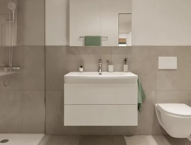 Modernes Badezimmer mit wandhängendem Waschtisch