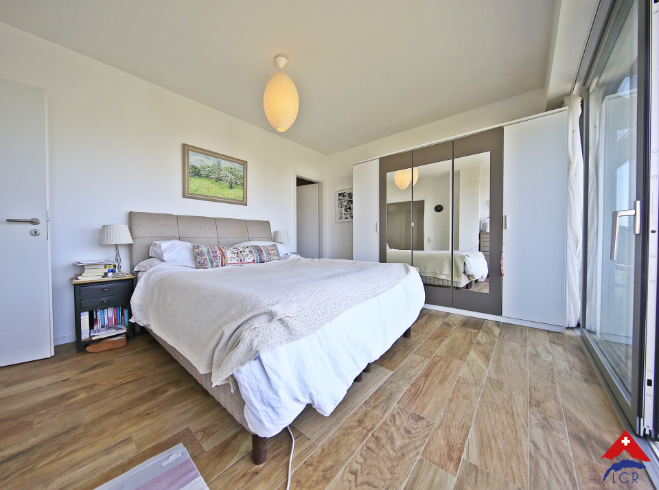 Helles Schlafzimmer mit Balkonzugang
