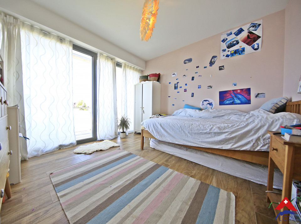 Helles Schlafzimmer mit Balkonzugang
