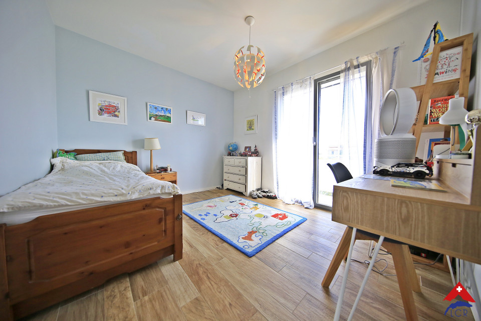 Helles Kinderzimmer mit Bett und Schreibtisch