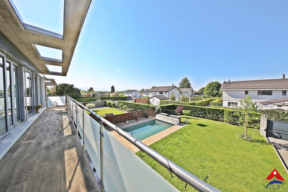 Balkon mit Gartenblick und Pool