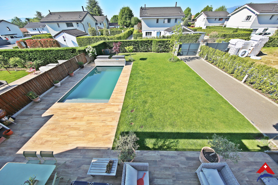 Garten mit Pool und Terrasse