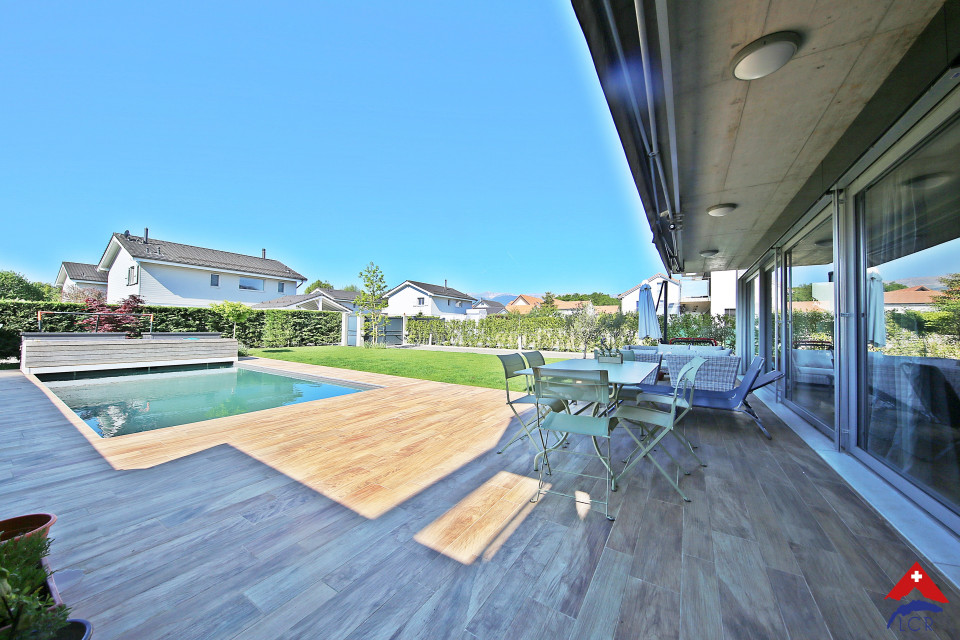Poolterrasse mit Garten und Sitzbereich
