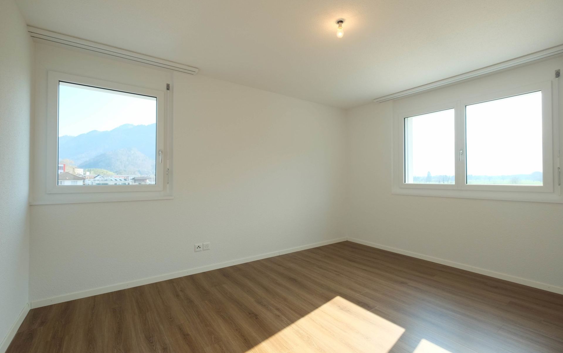 Heller leerer Raum mit Bergblick