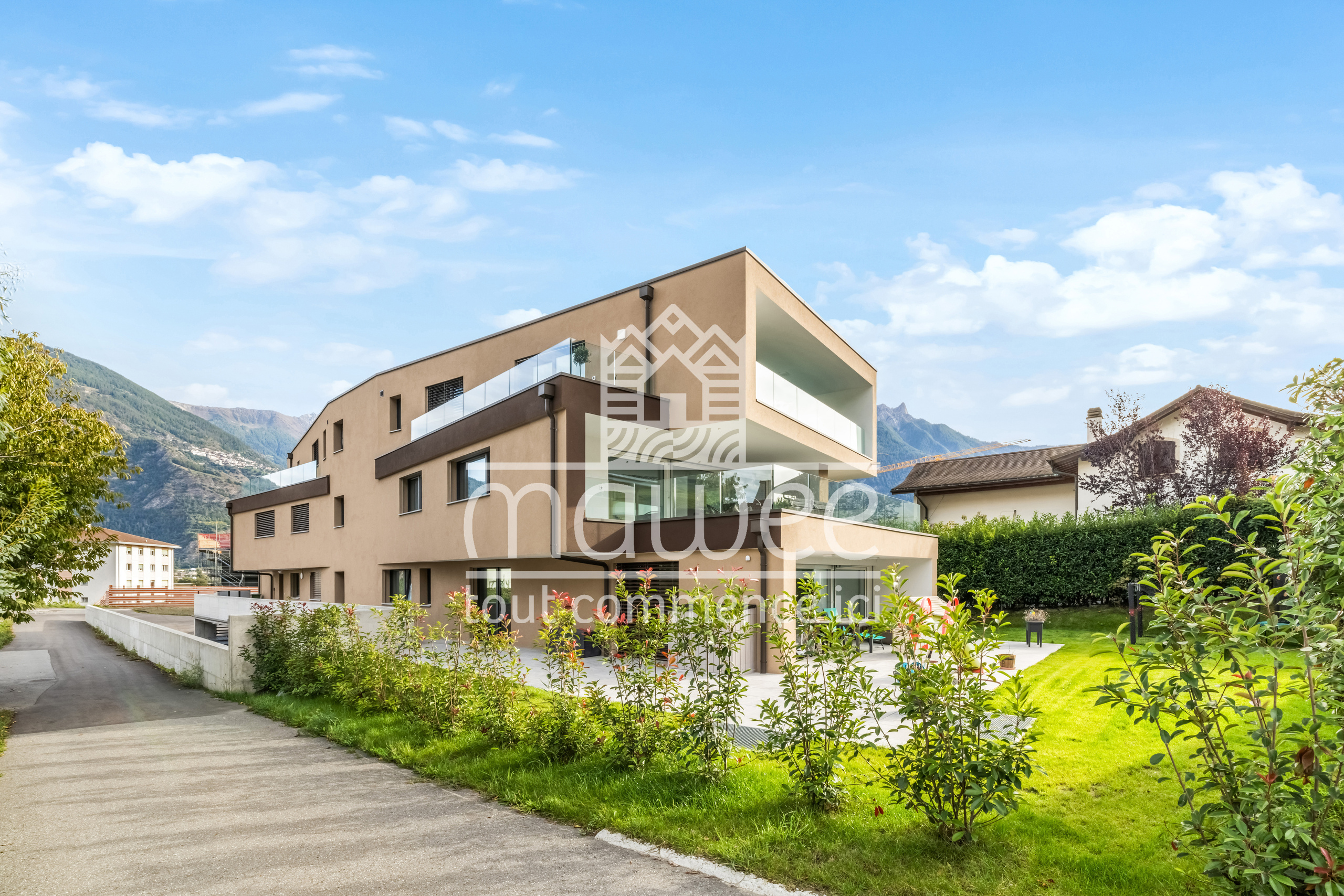 Modernes Mehrfamilienhaus mit Garten