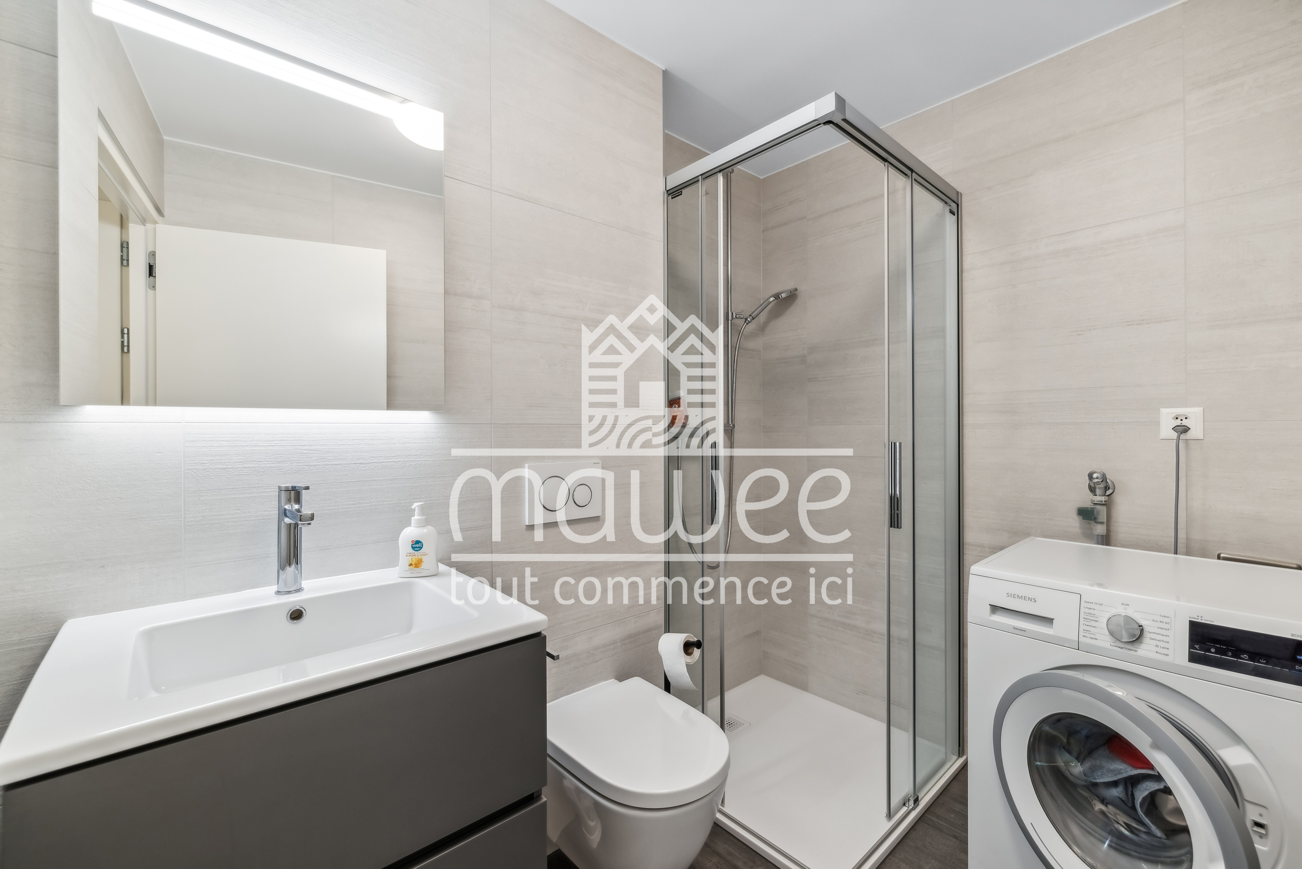 Modernes Badezimmer mit Dusche, Waschbecken, WC und Waschmaschine
